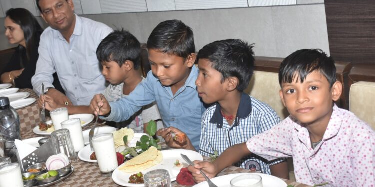 Vastu Dairy celebrates World Food Day with fine dining for slum kids